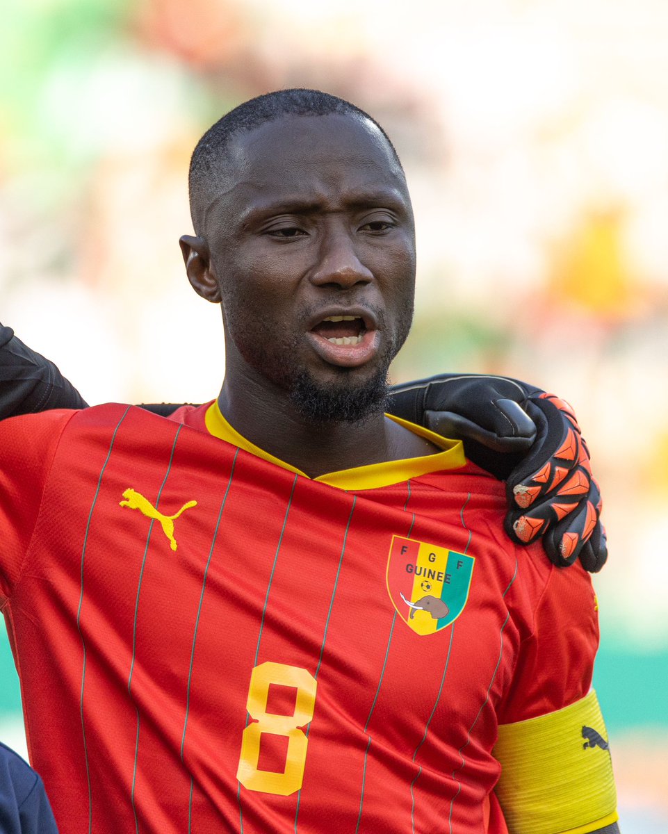 Joueurs_GN's tweet photo. De toute sa carrière en club, ce joueur n'a jamais fait de vagues. N'a jamais été sanctionné pour un problème disciplinaire. 

Horoya, Istres, Red Bull Salzbourg, RB Leipzig et Liverpool il a été toujours exemplaire et respecté par ses coéquipiers. 

Alors ya forcément un non-dit dans cette histoire. Nous on va jamais te lâché CAPI 🇬🇳🐘

Nous sommes avec toi Naby.