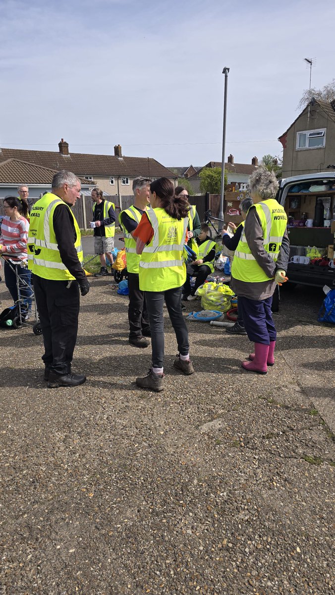 Just done a piece with @AylesburyWombl1 for @5_News with @MrBradleyHarris around the litter issue we have not only in Bucks but across the country. And what @BucksCouncil are doing about it....which is a brilliant idea! BTW. 14 bags of rubbish was collected during filming!