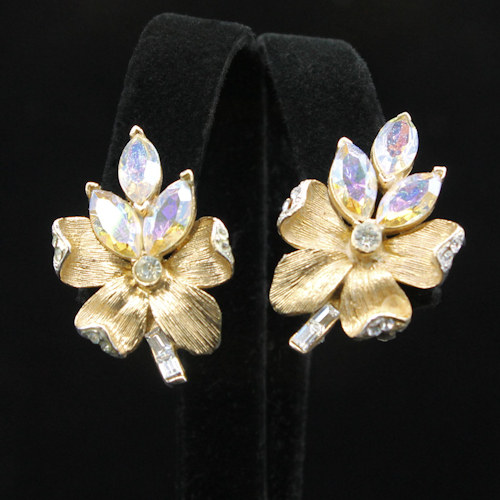 Vendôme Flower Clip Earrings with Rhinestone Accents flotsamfrommichigan.etsy.com/listing/160946… #vintage #designer #signed #Vendome #earrings #clipon #collectible #prom #wedding #bride #bridesmaid #somethingold #mothersday #FlotsamFromMichigan #etsyvintage