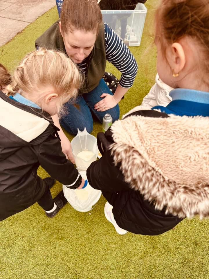 CortevaUK's tweet image. Corteva's Abi Morton took her adorable lambs to one of the local schools today. Great to be out volunteering and inspiring young minds about farming. 🐑 
#LifeAtCorteva #CortevaGrows