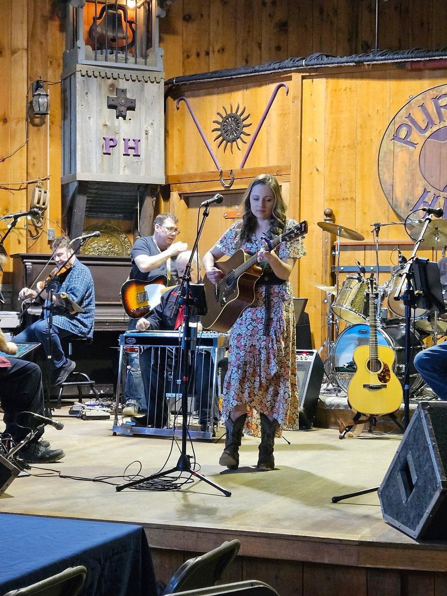 Take me back! Purple Hill’s Canadian Country Opry 😍
.
.
.
#carasmith #purplehillcountryopry #countrymusic #canadiancountryshowband