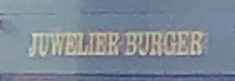 I’m confuse. My eurotrash self knows it’s a jewelry store, yet I’m craving a good juicy burger simultaneously.