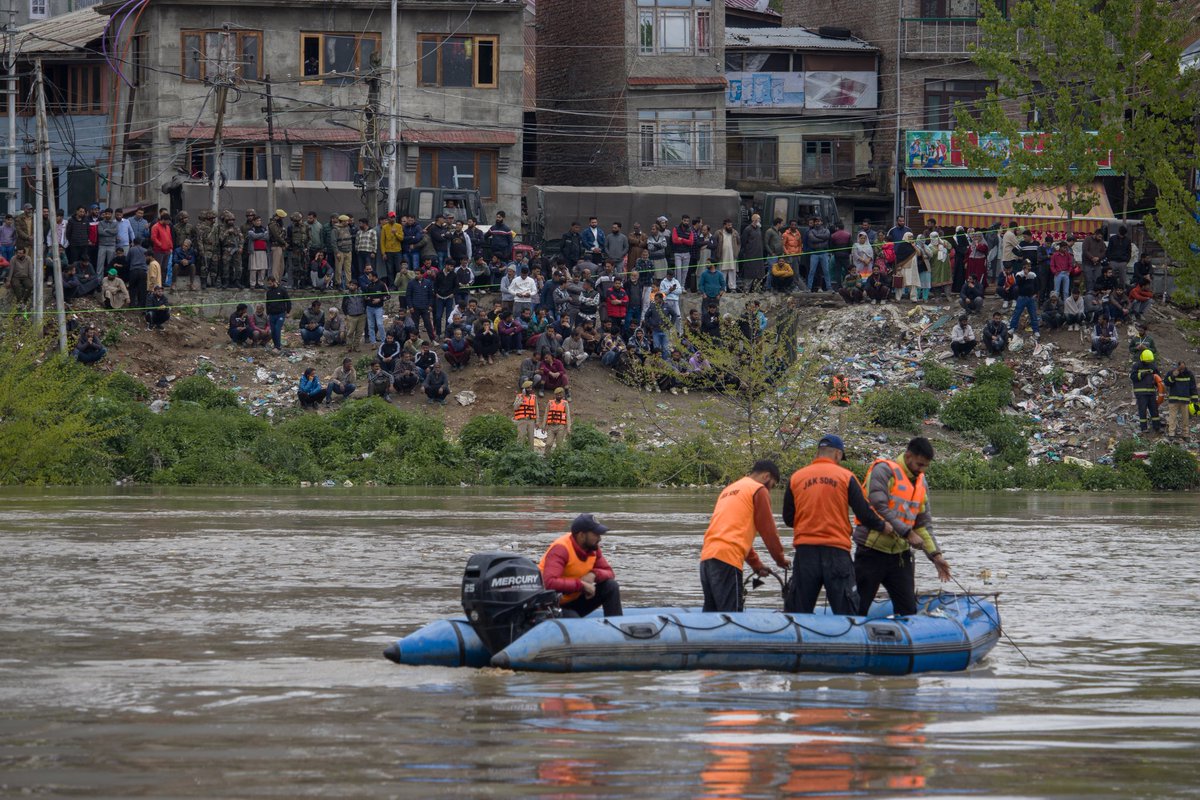 Six people died, three  missing, and 10 rescued after a boat capsized in the river Jhelum in Gandbal, Srinagar, on April 16, 2024. Photos ~ Umar Farooq #Kashmir