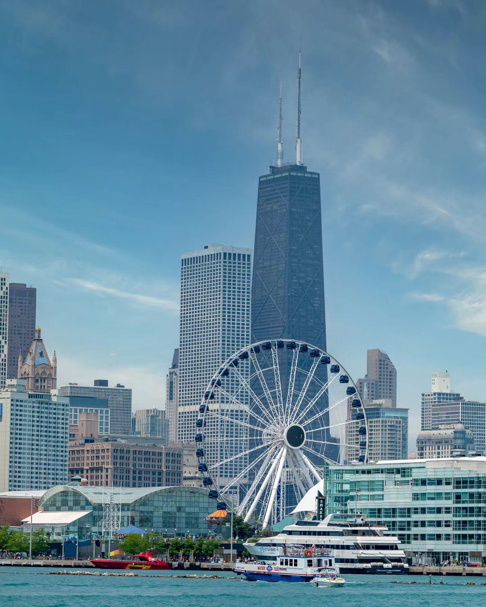 Chicago 🇺🇲 
Looking forward to some lake cruises this year. 😃
.
.
.
➢ Credit 👉🏆📸 @thekoolaidman
.
.
#conexaoamerica 
#chicago
#wendellaboats #360chicago #choosechicago #city_features #chitecture #citykillerz #chi_shooters #chiarchitecture  #lifeofchicago #likechicago