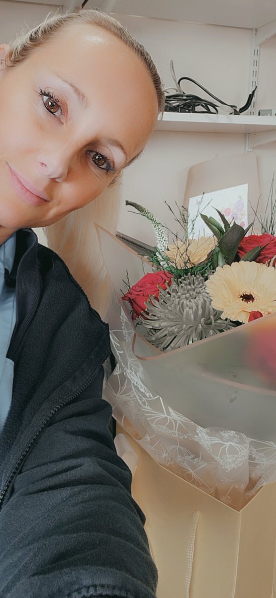 A special well done to our wonderful Health Visitor Karen 👏👏👏 
Karen cared for and supported a member of the public following an RTA she witnessed. Family members presented these beautiful flowers to Karen to thank her for her kindness and compassion 💐