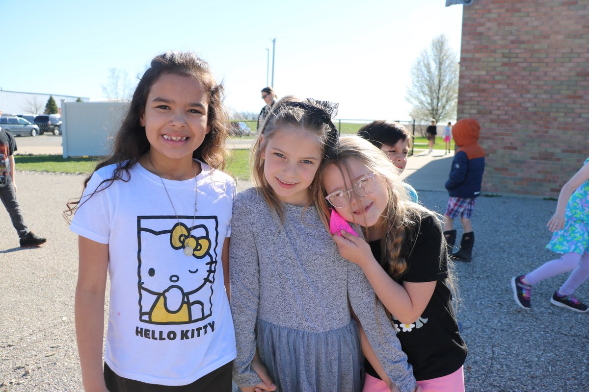 The Blue Star Elementary students have been enjoying the recent warm weather outside at recent! ☀️😁 #HawkeyeFamily