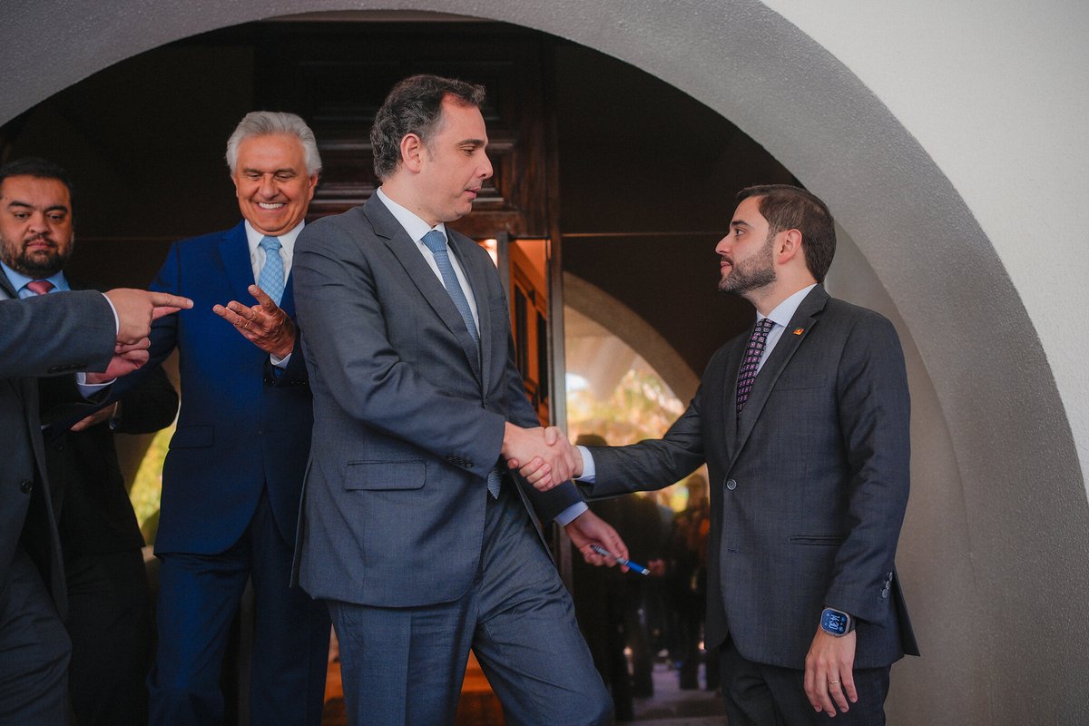 mdbrs15's tweet photo. #MDBRS Pauta da renegociação da dívida com a União foi retomada. O governador em exercício, @GabrielSouza_RS, esteve reunido com o presidente do Senado, @rodrigopacheco. Gabriel também debateu investimentos para o RS com a ministra @simonetebetbr. 

https://t.co/IdUKrDofPv https://t.co/1j0NsBivbR