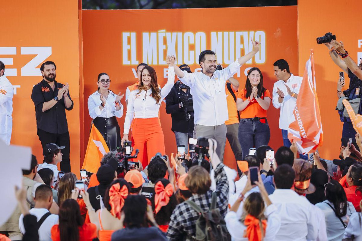 DanteDelgado's tweet photo. Hoy, las nuevas generaciones tienen una alternativa que sí busca construir un mejor país para ellas y ellos. Con el proyecto de futuro que impulsan @Karla_Esp_ para la alcaldía de Aguascalientes y @AlvarezMaynez para todo México, construimos un México Nuevo para todas y todos. https://t.co/tSS5esQyIW