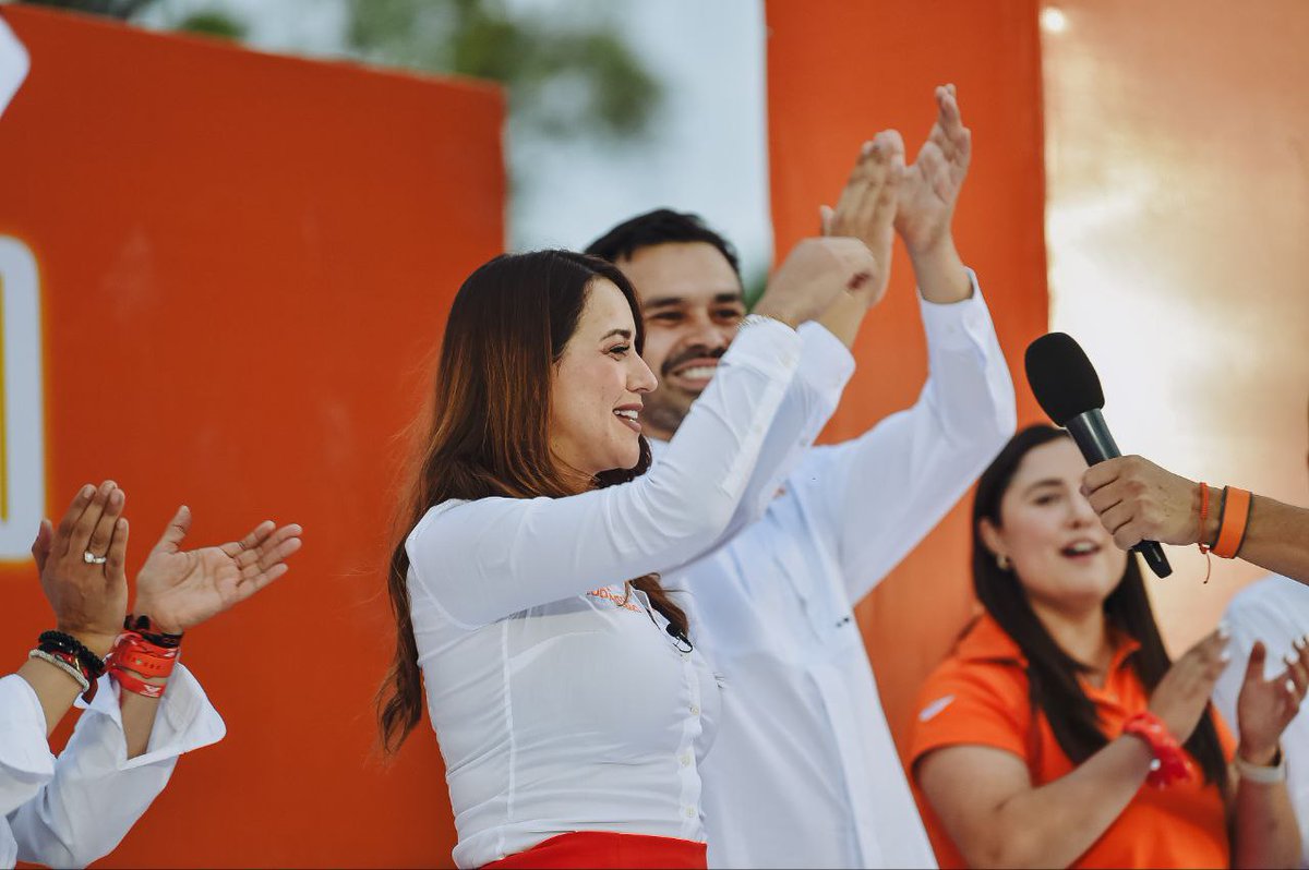 DanteDelgado's tweet photo. Hoy, las nuevas generaciones tienen una alternativa que sí busca construir un mejor país para ellas y ellos. Con el proyecto de futuro que impulsan @Karla_Esp_ para la alcaldía de Aguascalientes y @AlvarezMaynez para todo México, construimos un México Nuevo para todas y todos. https://t.co/tSS5esQyIW