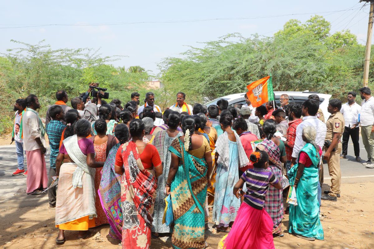 திருப்பூர் பாராளுமன்றம், பவானி சட்டமன்ற தொகுதி, அண்ணா நகர் மற்றும் வெள்ளி திருப்பூர் பகுதிகளில் தொண்டர்களும், தாய்மார்களும் ஆரத்தி எடுத்து அன்போடு வரவேற்றனர். அவர்களிடம் தாமரை சின்னத்தில் வாக்களிக்குமாறு கேட்டுக் கொண்டேன். மாற்றத்தை நோக்கி திருப்பூர் பாராளுமன்றம்...!!!…