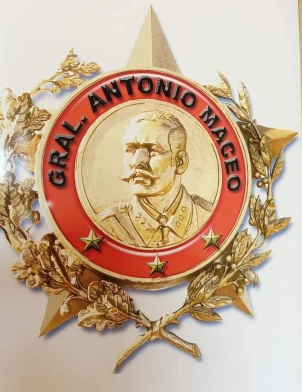 En #Cuba "Ser oficial de las FAR no es un medio de vida, sino un sentido de la vida que supone la determinación de sacrificarla con dignidad y con honor frente a los enemgos de la patria." 
Raúl Castro Ruz ##GirónVictorioso