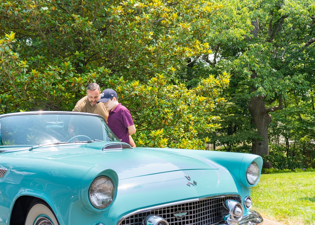 Rev up for a weekend of elegance! 🏎️ Save the date for 'Exposition of Elegance: Classic Cars at Cheekwood on Father's Day weekend. Members can NOW snag discounted tickets in our exclusive pre-sale from April 16-22: l8r.it/LpDt