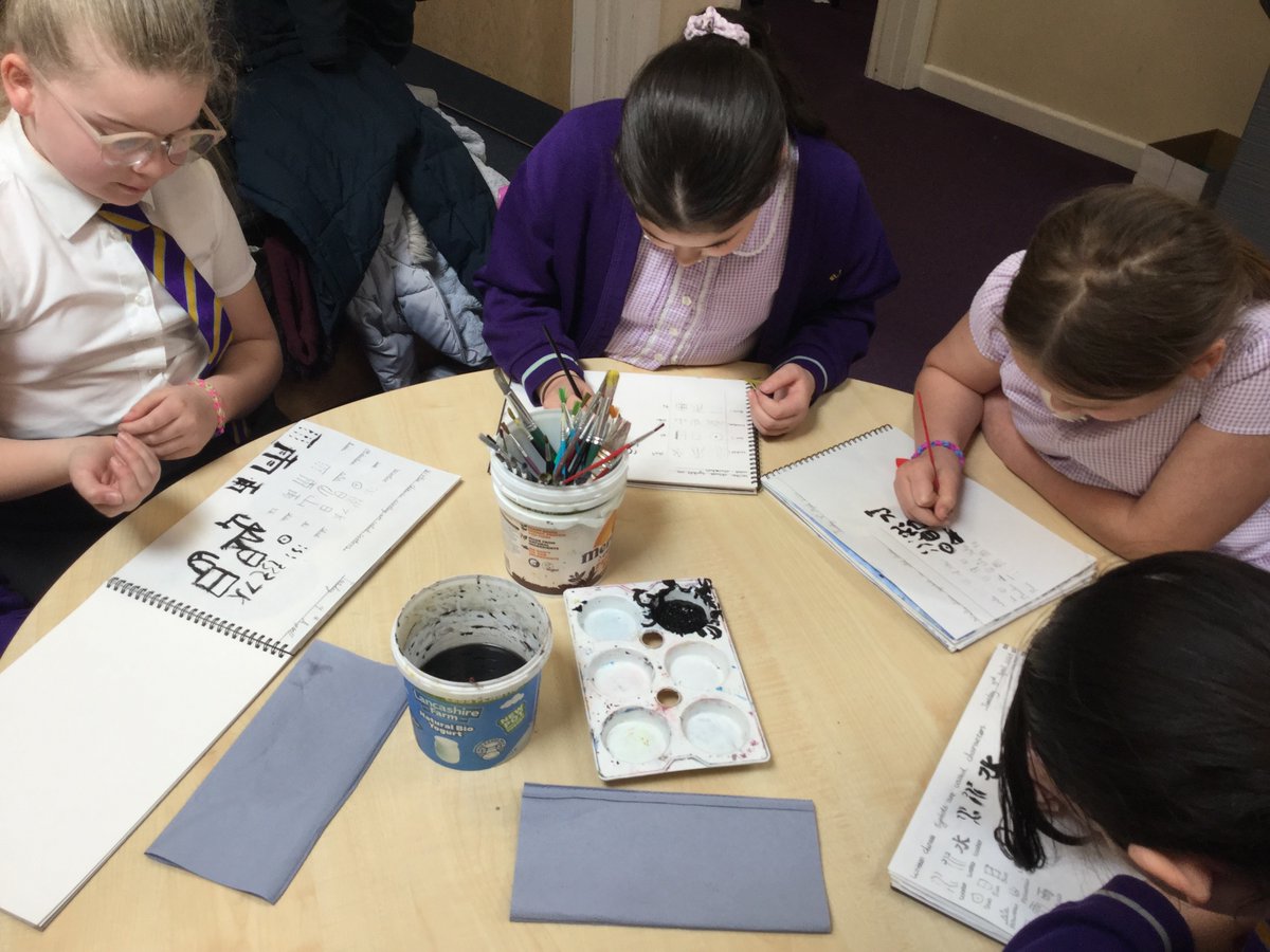 Year 5 practised Chinese calligraphy in art today.
#Year5 #Art #MissI @PKCKST