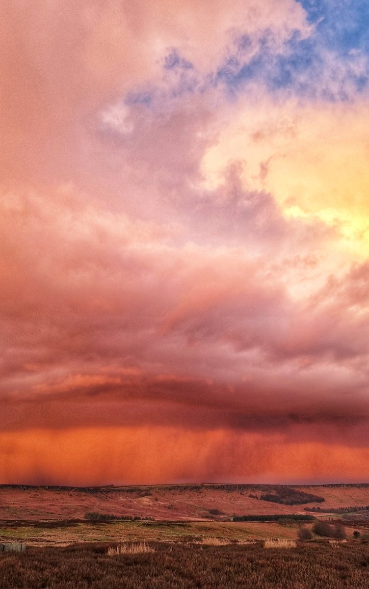 It took an evening like this to get my photography mojo back. It's difficult not to when observing skies like this 😍