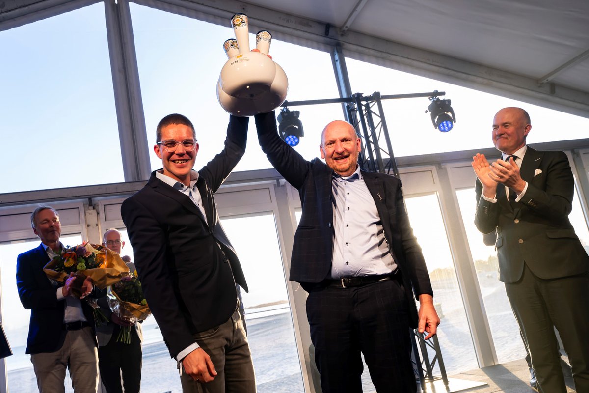 Wafilin Systems is de Friese Onderneming v/h Jaar 2024. <a href="/cdkfryslan/">CdK Brok</a> overhandigde de prijs aan Jos van Dalfsen en Henk Schonewille van Wafilin Systems. Juryvoorzitter <a href="/frisodouwstra/">Friso Douwstra ‏</a>: “Wafilin Systems is innovatief, aansluitend bij de Friese kenniseconomie en tomeloos ambitieus.”