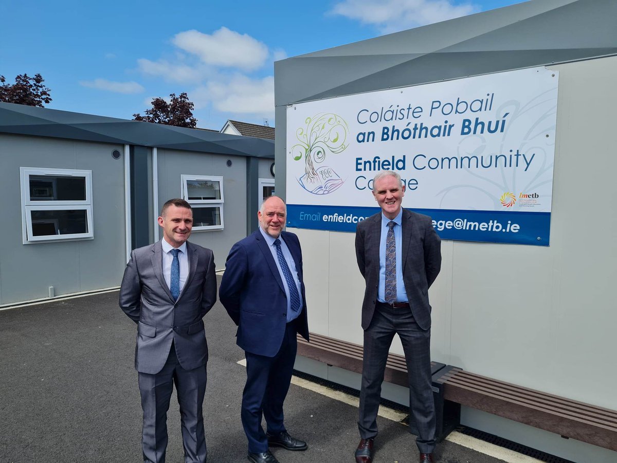 ShaneCassells's tweet photo. 🏗 New Build for Enfield All Set to Go 🏗
The Minister for Education @NormaFoleyTD1 has tonight issued the Letters of Intent to successful contractors for @enfield_cc new 1,000 pupil school.
Well done to all the community in Enfield &amp; in particular Principal Shane Foley. https://t.co/atBoExkcRi