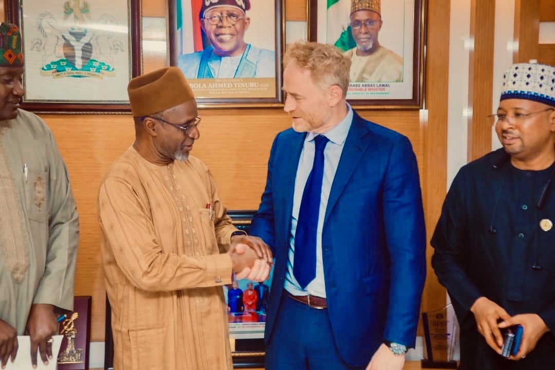 🌱Our CEO is currently in Nigeria, and met with the Minister of Environment to discuss how Soileos can improve yields, address food security and introduce circular economy in Nigeria’s agri-food system. #SustainableAg #Partnerships #EnvironmentalStewardship 🌍✨