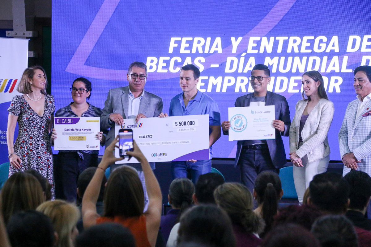 goberguayasec's tweet photo. Los emprendedores de #Guayas tienen financiamiento para sus proyectos. El presidente @DanielNoboaOk, por el Día del Emprendimiento, entregó becas y líneas de crédito para contribuir con el desarrollo económico y social. El gobernador Alberto Molina lo acompañó en la actividad. https://t.co/N87VHWDz5G