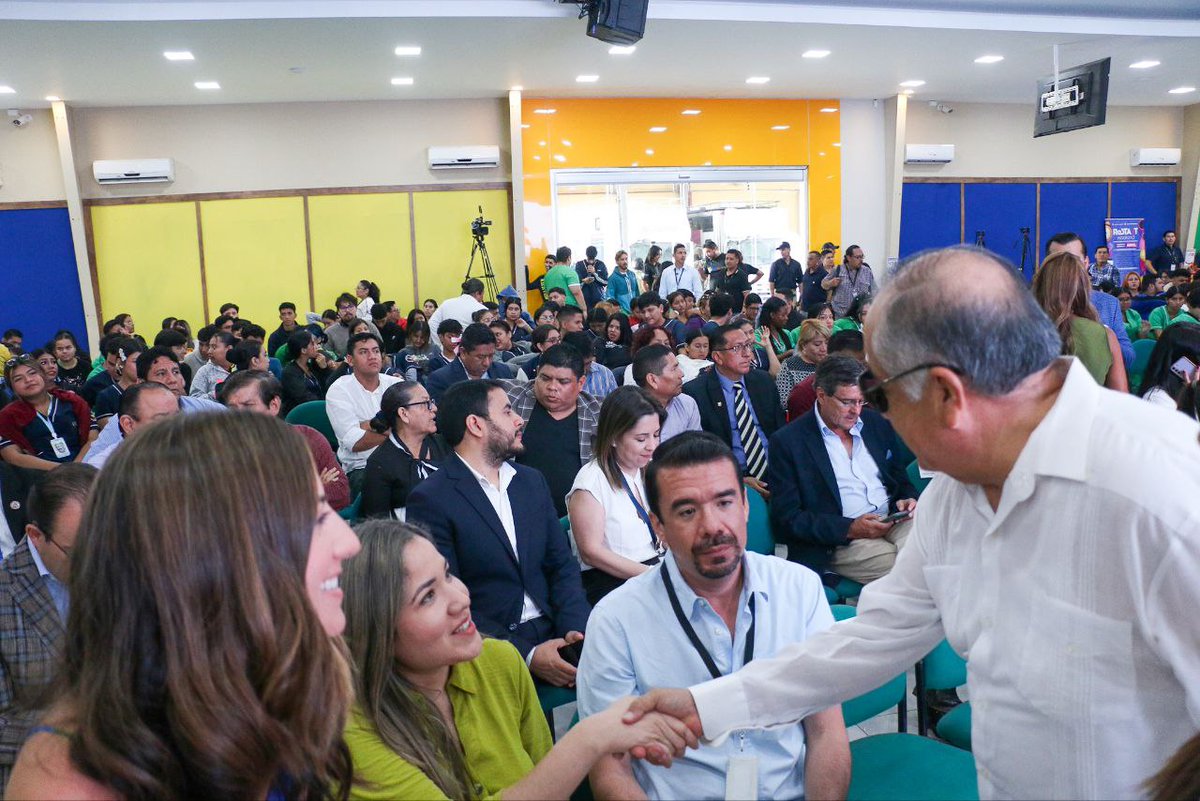 goberguayasec's tweet photo. Los emprendedores de #Guayas tienen financiamiento para sus proyectos. El presidente @DanielNoboaOk, por el Día del Emprendimiento, entregó becas y líneas de crédito para contribuir con el desarrollo económico y social. El gobernador Alberto Molina lo acompañó en la actividad. https://t.co/N87VHWDz5G