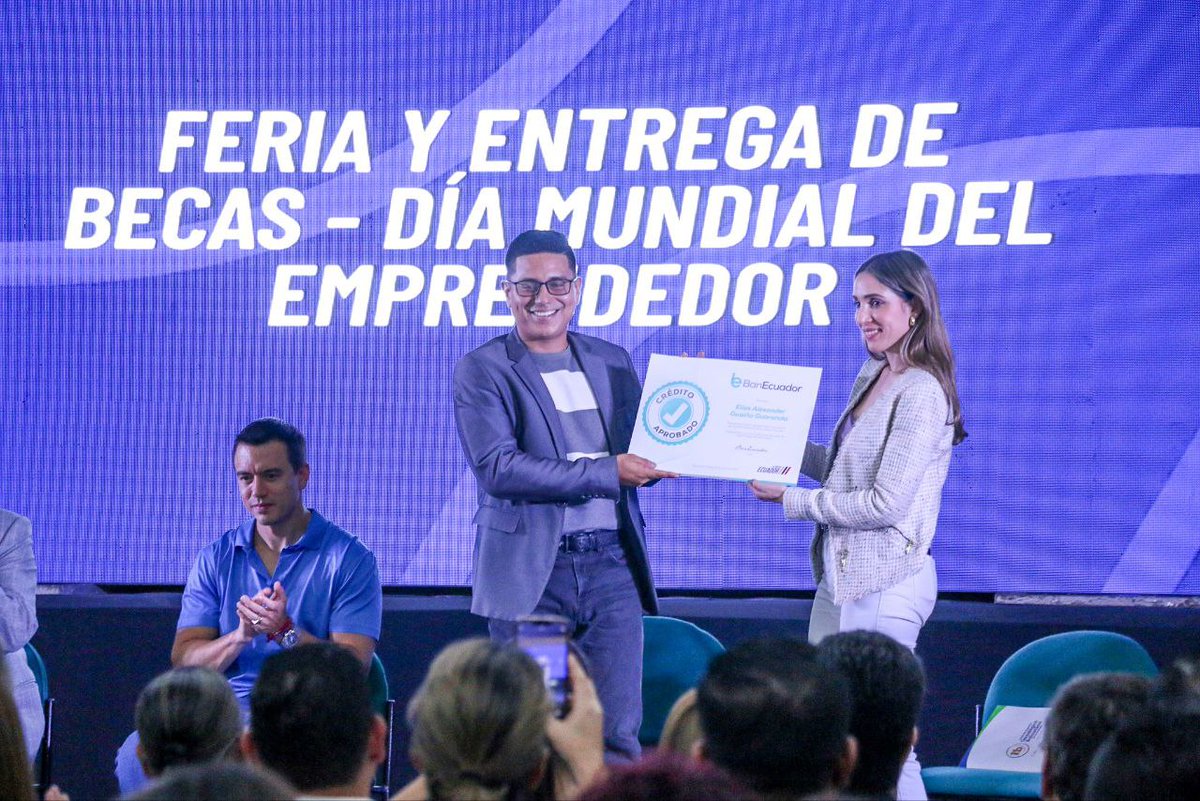 goberguayasec's tweet photo. Los emprendedores de #Guayas tienen financiamiento para sus proyectos. El presidente @DanielNoboaOk, por el Día del Emprendimiento, entregó becas y líneas de crédito para contribuir con el desarrollo económico y social. El gobernador Alberto Molina lo acompañó en la actividad. https://t.co/N87VHWDz5G