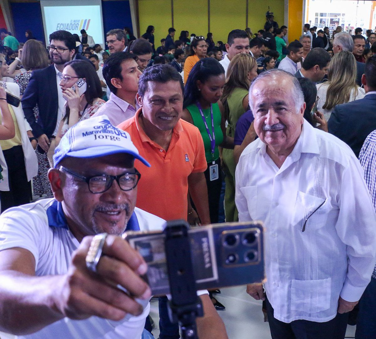 goberguayasec's tweet photo. Los emprendedores de #Guayas tienen financiamiento para sus proyectos. El presidente @DanielNoboaOk, por el Día del Emprendimiento, entregó becas y líneas de crédito para contribuir con el desarrollo económico y social. El gobernador Alberto Molina lo acompañó en la actividad. https://t.co/N87VHWDz5G