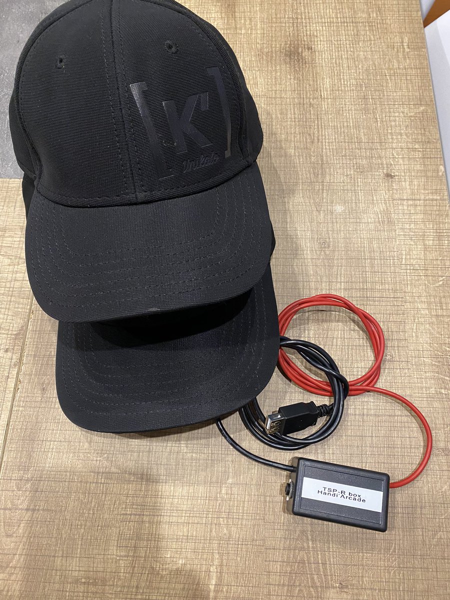 Et voilà, deux casquettes sont prêtes : Une pour @davidcombarieu équipée d’une TSP-R box, Et une pour @ACJV02 de Jeux Vidéo J’en profite également pour annoncer l’arrivée de la casquette enfin sur la boutique www.handiarcade #handicap #TousGamers