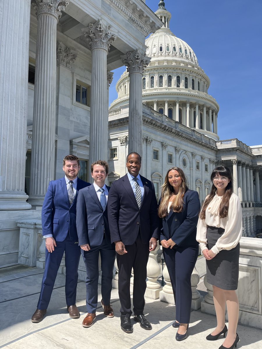 It's Picture Day on Capitol Hill for my DC interns! Thank you all for the hard work and dedication to helping me serve #MI10! Interested in applying for a future internship? Visit my website at james.house.gov/forms/internsh… to apply!