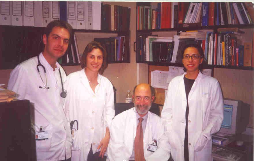 jc_trullas's tweet photo. Tots tenim algun referent en aquesta vida. Un dels meus sense dubte ha estat en JM Grau, el Dr. Grau, qui malauradament ens ha deixat. 
Vaig passar dos anys (R1 i R3) treballant i aprenent amb ell a la sala 11.1 del Clínic (foto de R1 any 2000)
Molts el trobarem a faltar
💔 https://t.co/GCcD0GPGxG