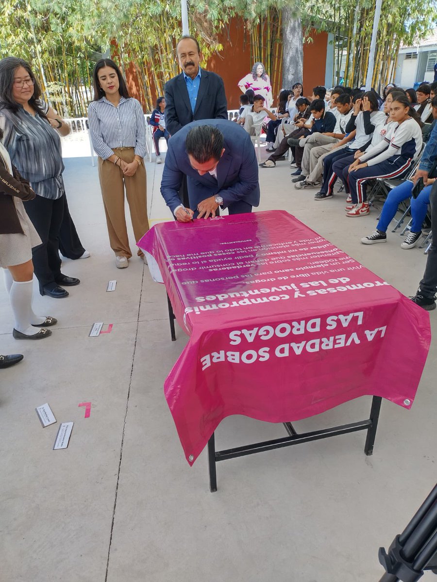 jcperez83's tweet photo. Acompañe a las y los alumnos de la secundaria técnica 114, en el cierre del programa “La Verdad Sobre Las Drogas. Y suscribí junto a la Presidenta Municipal de Zapopan Ana Isaura Amador Nieto, el compromiso que tiene el @ZapopanGob con las juventudes de Zapopan. https://t.co/ioN06NkomU