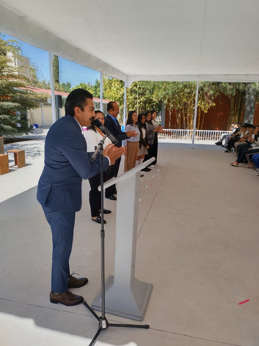 jcperez83's tweet photo. Acompañe a las y los alumnos de la secundaria técnica 114, en el cierre del programa “La Verdad Sobre Las Drogas. Y suscribí junto a la Presidenta Municipal de Zapopan Ana Isaura Amador Nieto, el compromiso que tiene el @ZapopanGob con las juventudes de Zapopan. https://t.co/ioN06NkomU