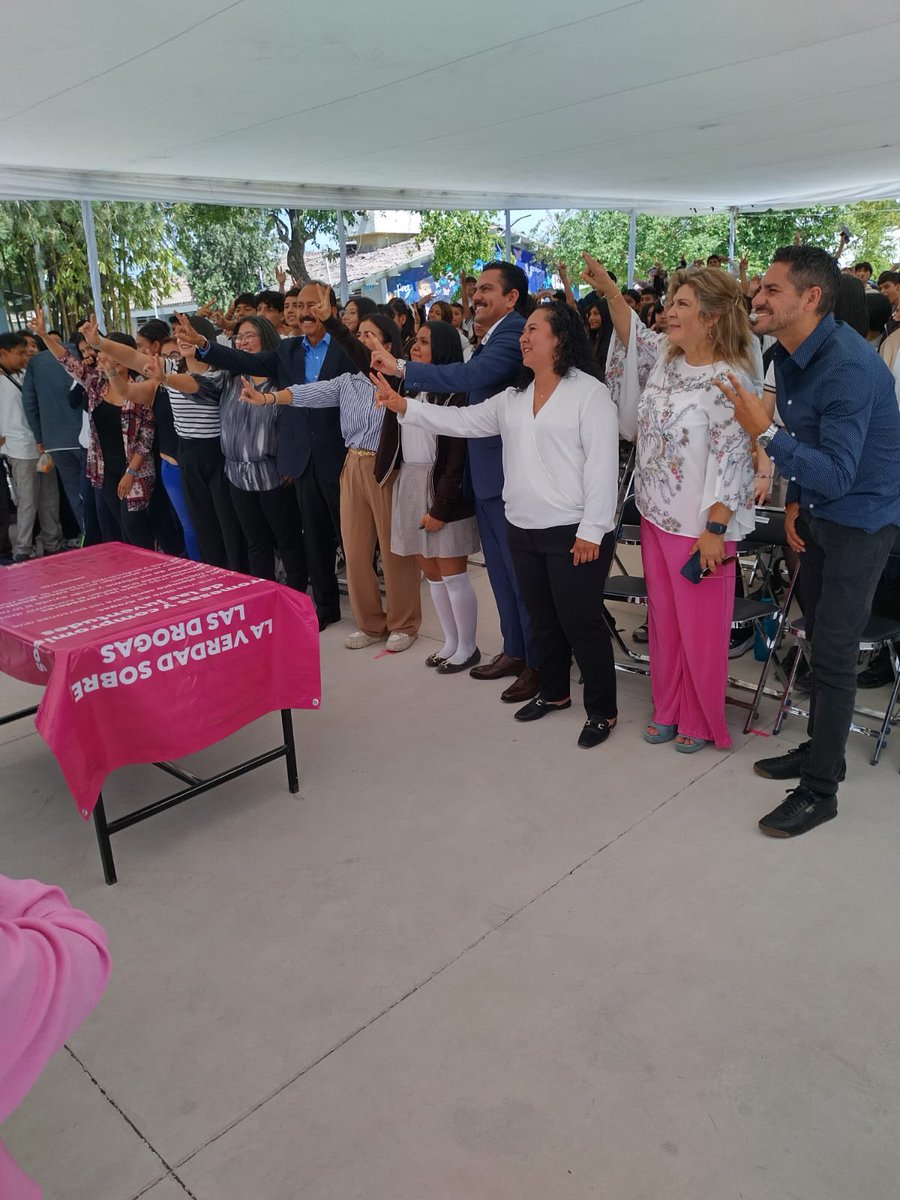 jcperez83's tweet photo. Acompañe a las y los alumnos de la secundaria técnica 114, en el cierre del programa “La Verdad Sobre Las Drogas. Y suscribí junto a la Presidenta Municipal de Zapopan Ana Isaura Amador Nieto, el compromiso que tiene el @ZapopanGob con las juventudes de Zapopan. https://t.co/ioN06NkomU