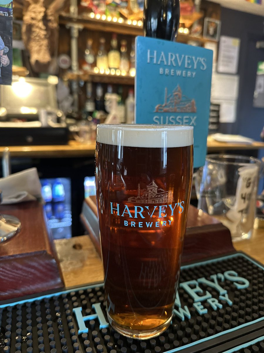 Drinking perfect pints of @Harveys1790 Sussex Best with @SchoolofBooze & attempting the quiz at @bottomsrest tonight. When the booby prize is a round of crisps you really can’t go wrong.