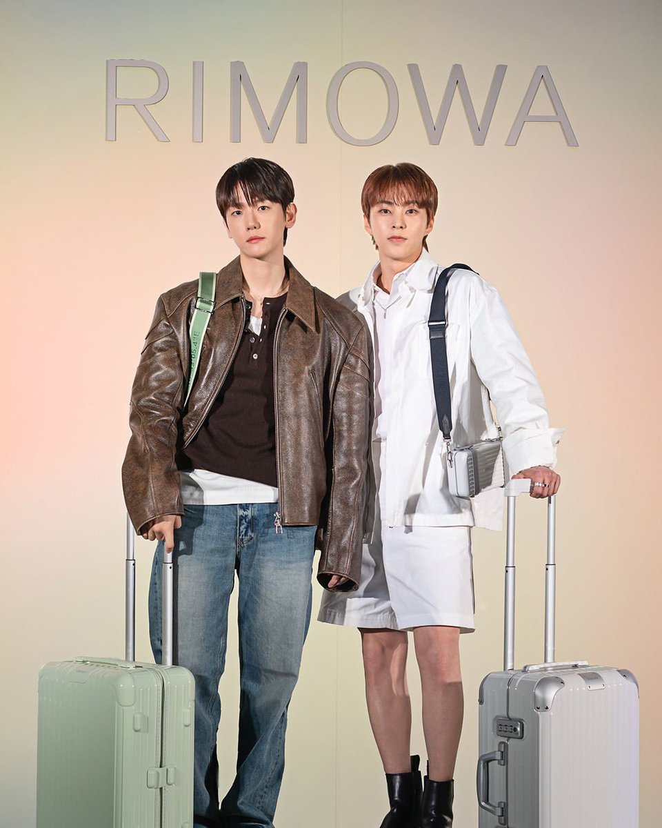 Foto de #BAEKHYUN e Xiumin no evento de ontem postada no Instagram oficial da marca de luxo RIMOWA (@/rimowa).