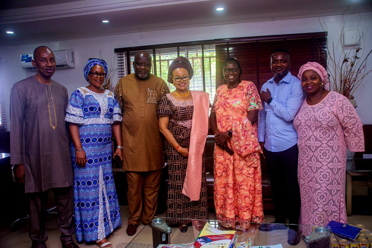 I received the management staff of the National Population Commission (NPC), Lagos State in my office. The State Director, Mr. Bamidele Sadiku who led the team, applauded Governor Babajide Olusola Sanwo-Olu's commitment to the THEMES PLUS Developmental Agenda.