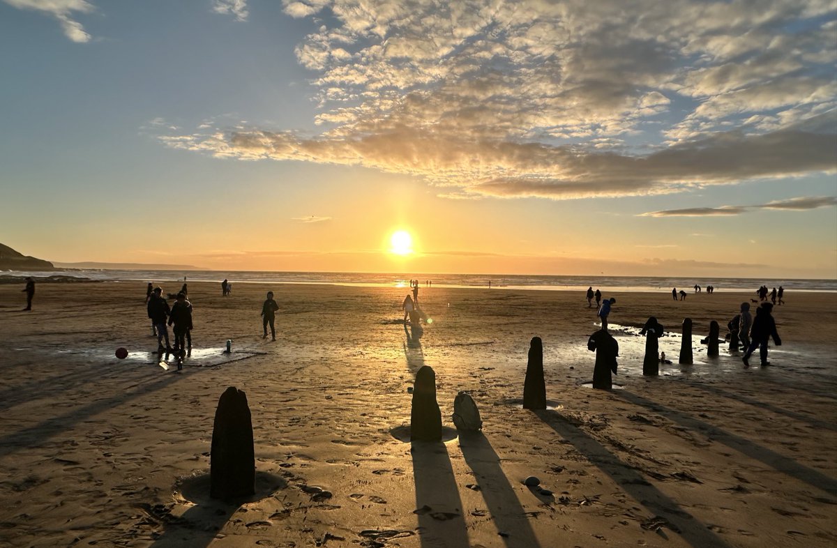 LEOforestschool's tweet photo. 🌊 @Kingswood_ North Devon

Year 5 children from @cheamparkfarm rounded off a memorable second day of their residential trip with an evening on the beach Westward Ho!

#CPFDevon24 @LEOacademies 🏖️ ☀️ https://t.co/Q7dBANS5JY