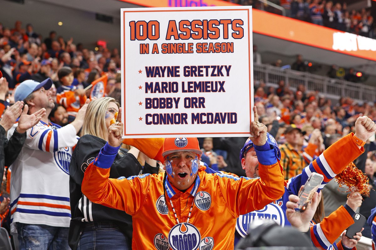 2023-2024 Assists Leaders: 100 - Connor McDavid 99 - Nikita Kucherov 87 - Nathan MacKinnon 74 - Quinn Hughes 71 - Artemi Panarin hockey-reference.com/leagues/NHL_20…