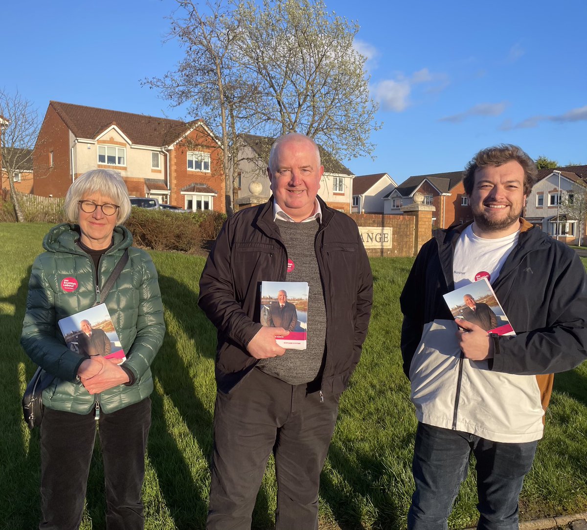 Sunny evening in Summerston and lots of conversations with residents. Many feeling let down by two failing governments and wanting change at the general election #LabourDoorstep