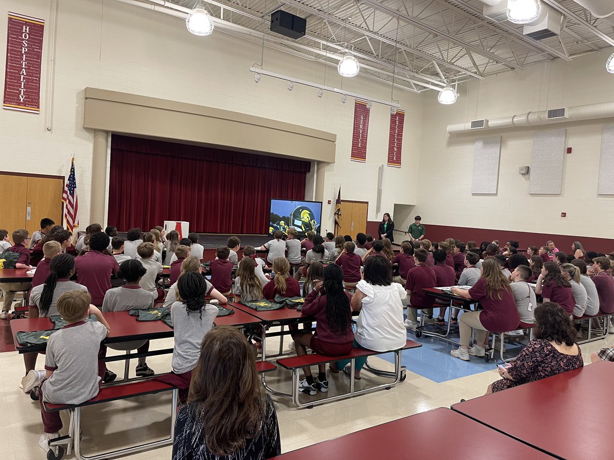 Saint Mark's Junior, Patrick Lamb ‘25 shared his wisdom with the 6th and 7th grade students at Christ the Teacher Catholic School as they approach the important high school discernment process. Students are invited to our Spring Open House on 5/15, 6-8pm stmarkshs.myschoolapp.com/page/event-det…