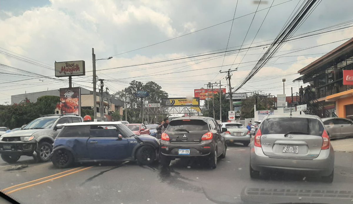 #TráficoSV | Fuerte congestionamiento sobre la calle Chiltiupán en #SantaTecla , a causa de un accidente de tránsito.