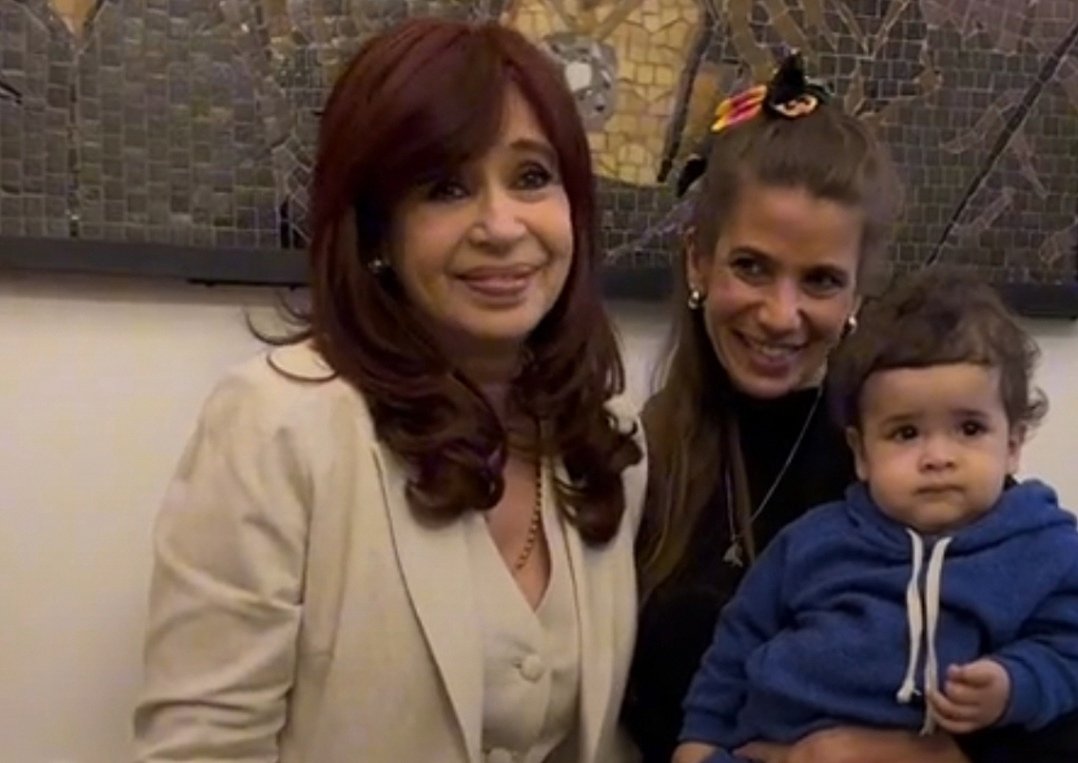 ElArgentinoOk's tweet photo. 📢 @CFKArgentina criticó con dureza el #megaDNU de Milei

👉🏽 La dos veces presidenta recibió a la senadora Celeste Gimenez Navarro en sus oficinas ubicadas en el Instituto Patria. La legisladora de la Cámara alta votó en contra del decreto 70/2023. https://t.co/OZLRF5a2Su https://t.co/DVFgvwku9V