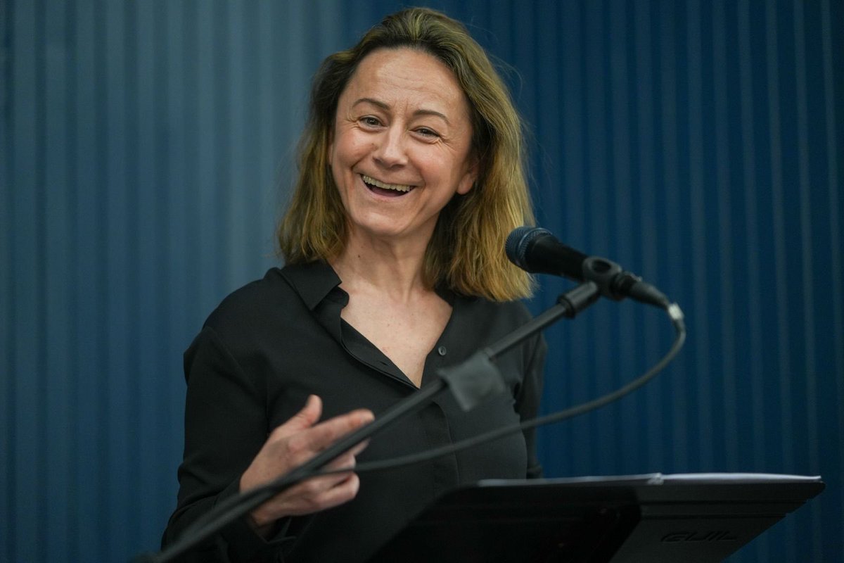 Hoy en el Centro Cultural Doctor Madrazo hemos disfrutado de “El año de Ricardo”, de Quásar Teatro a cargo de Mónica González Megolla (dirección e interpretación).
#santanderescénica