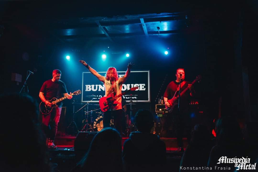 Myself & Konstantina Frasia 📸 hit @TheBunkhouseSA1 for the perfection that was @1000_mods l

Two local supports came from
Pale Bastard & E11VEN

musipediaofmetal.blogspot.com/2024/04/a-view…

#musicblog #livereview #livemusic #giglife #newreview #1000mods