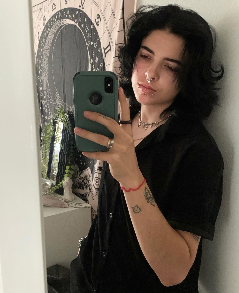 𝐂orrente  
  de a𝗉𝗋𝖾𝗌𝖾𝗇𝗍𝖺ção. 

𝐍ome : Logan Mancini
𝐈dade : 27 anos
𝐔ma música ᎓ This side of paradise - Coyote theory
𝐒exualidade: Gay
𝐒tatus: solteiro
𝐂or favorita ᎓ Amarelo
𝐀ltura : 1,72
𝐍acionalidade: Australiano