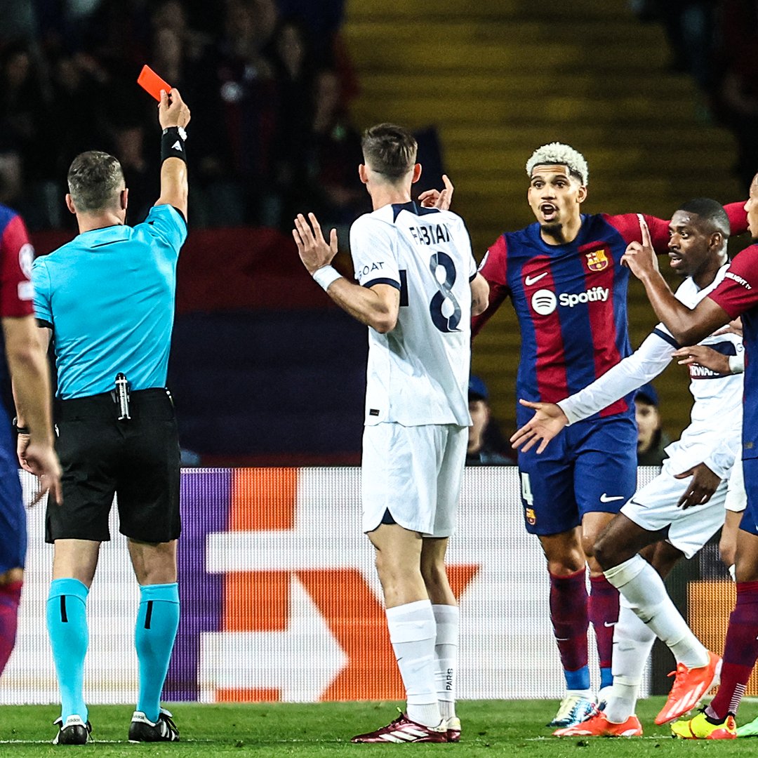 Barcelona are down to 10 men after Ronald Araújo is shown a straight red 🫢