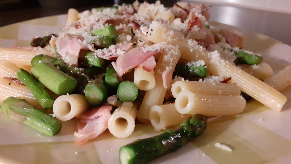👩‍🍳Enjoying my homemade pasta dish with stirfried green asparagus, onion, ovenbaked bacon topped with grated Italian cheese and a grind of black pepper🍽🧀😋
