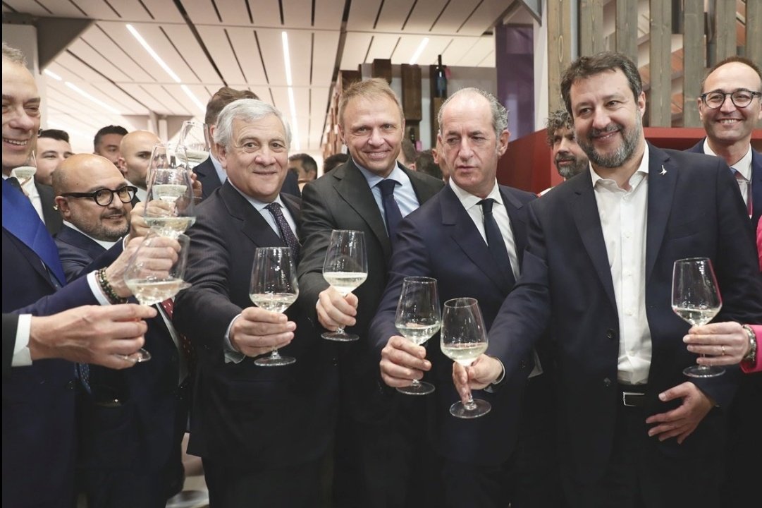 ...Lo squallore in una foto

#Vinitaly

#dimartedi #cartabianca