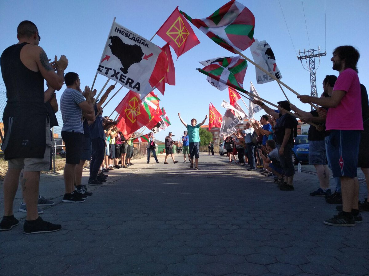 17 people have been prosecuted for welcoming a Basque political prisoner. The prosecutor's requests,in total, are:  

Prison sentences of more than 36 years
171 years of disqualifications
Fines of 75900 euros

#SpainisafascistState #SpainIsADictatorship #Freethemall #AmnistiaOsoa