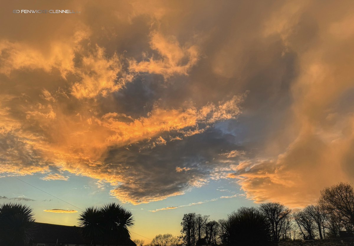 A Golden glow this evening for a … 
#TuesdayBlue 
#loveukweather