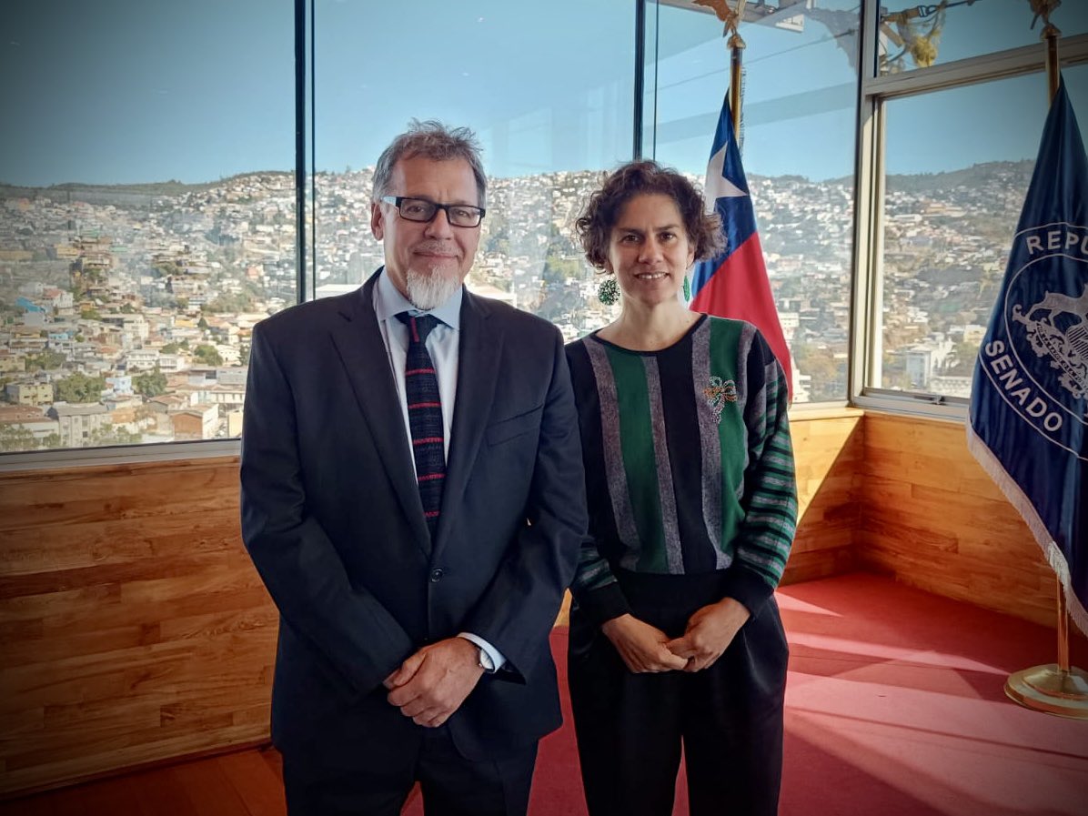 🔹La ministra @Maisa_Rojas se reunió en el Congreso con el senador @lagosweber para abordar los desafíos legislativos del MMA -como el proyecto que reforma la ley 19.300🌱, actualmente en tramitación- y los avances en la implementación del Acuerdo de #Escazú, entre otros temas.