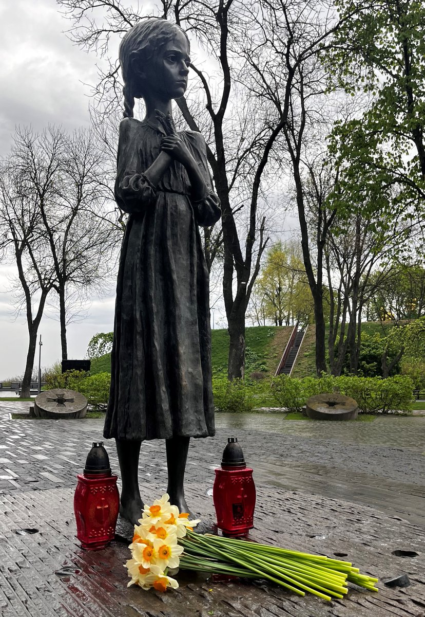 During his visit to #Ukraine️, AMB Simon Geissbühler laid flowers @HolodomorMuseum in #Kyiv to honor the millions of victims of the #Holodomor 1932/33 🇺🇦.